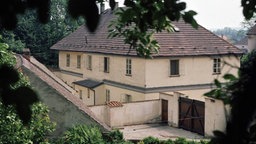 Ein zweistöckiges cremefarbenes Haus mit rotem Ziegeldach. &copy; picture alliance/leemage Fotograf: Luisa Ricciarini