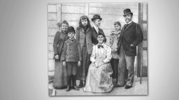 Schwarzweiß-Gruppenfoto der Familie Dvořák. &copy; akg-images Fotograf: unbekannt/historisch