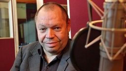Der Schauspieler und Musiker Thomas Quasthoff an einem Studio-Mikrofon  Fotograf: Katharina Höhne