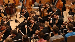 Schüler hören dem NDR Sinfonieorchester zu. &copy; NDR Sinfonieorchester Fotograf: Marcus Krüger