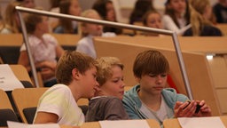 Drei Jungs schauen auf ihr Smartphone im Publikum des Rolf-Liebermann-Studios &copy; NDR Sinfonieorchester Fotograf: Marcus Krüger