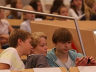Drei Jungs schauen auf ihr Smartphone im Publikum des Rolf-Liebermann-Studios &copy; NDR Sinfonieorchester Fotograf: Marcus Krüger